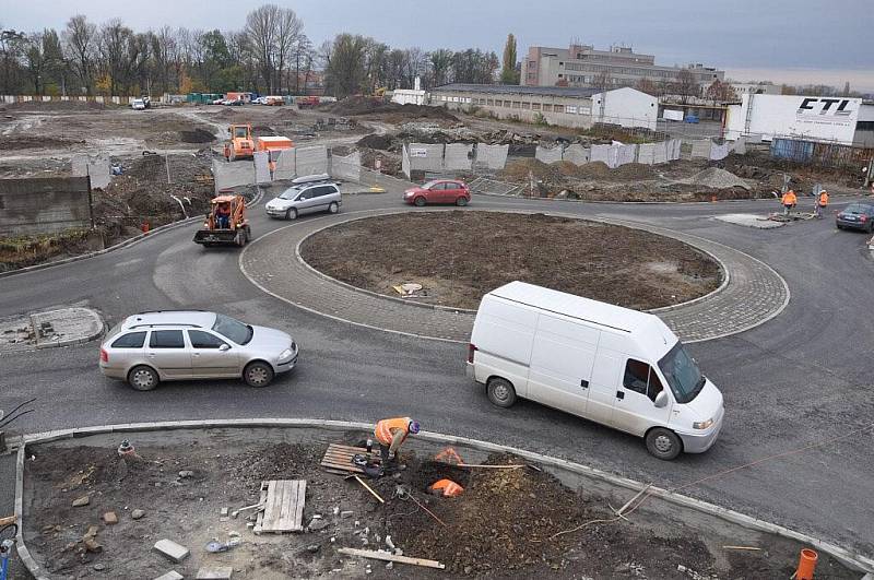 Stavební práce na kruhovém objezdu u budoucího Obi jsou v plném proudu