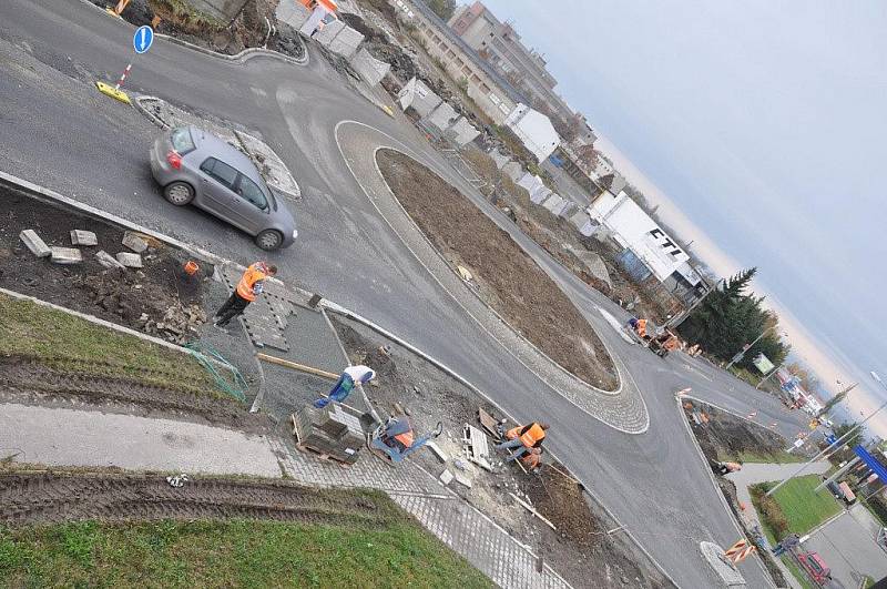 Stavební práce na kruhovém objezdu u budoucího Obi jsou v plném proudu