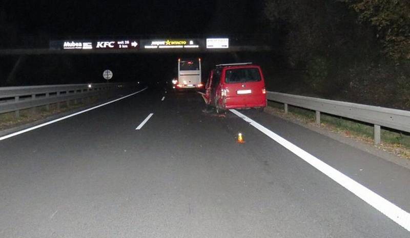 Dvě dodávky a autobus se srazily na R46 u Držovic