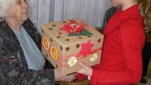 Třeťáci ze Základní školy Majakovského z Vrahovic předali seniorům z Domova důchodců v prostějovské Nerudově ulici vánoční dárky.
