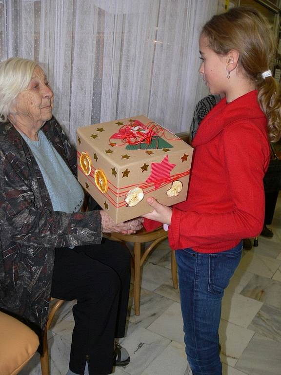 Třeťáci ze Základní školy Majakovského z Vrahovic předali seniorům z Domova důchodců v prostějovské Nerudově ulici vánoční dárky.