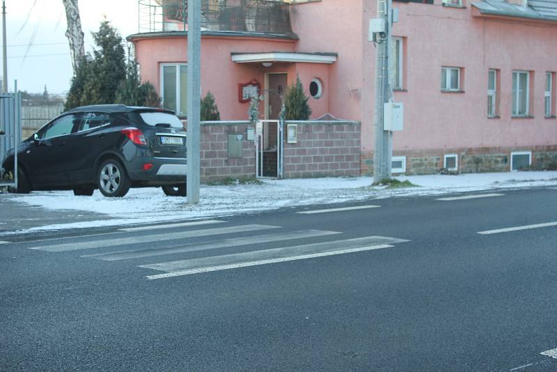 V Brněnské ulici mají často chodci smůlu. Nemají se jak dostat na druhou stranu vozovky.