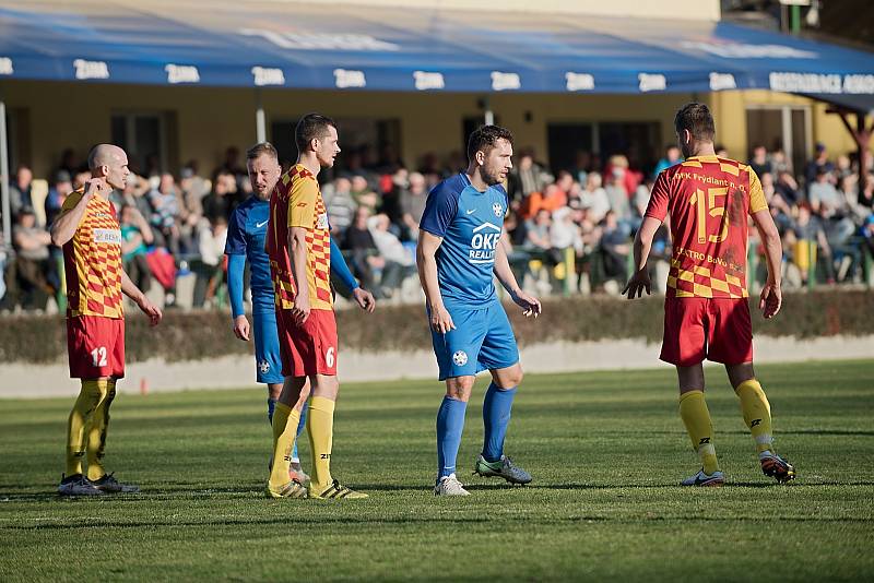 Fotbalisté FK Kozlovice (v nových modrých dresech) proti 1. BFK Frýdlant nad Ostravicí.