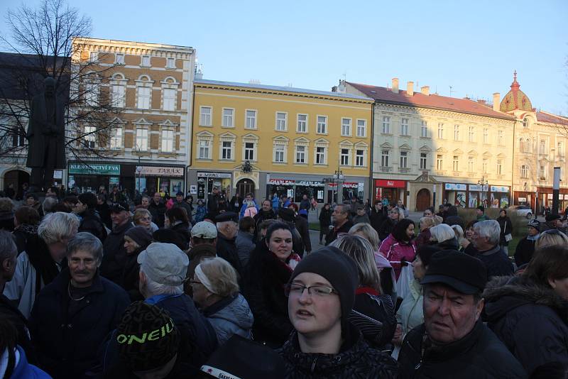 Prostějovské náměstí navštívil předseda ANO Andrej Babiš. Zájem o něj byl veliký.