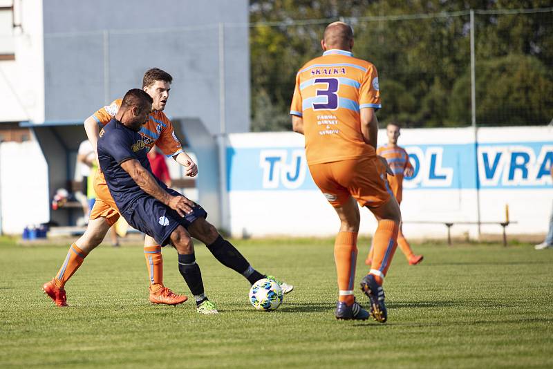 Fotbalisté Vrahovic (v černém) porazili Výšovice 3:2.