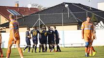 Fotbalisté Vrahovic (v černém) porazili Výšovice 3:2.