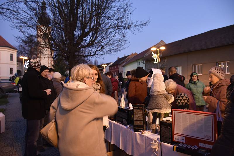 Rozsvícení vánočního stromu v Nezamyslicích 2019