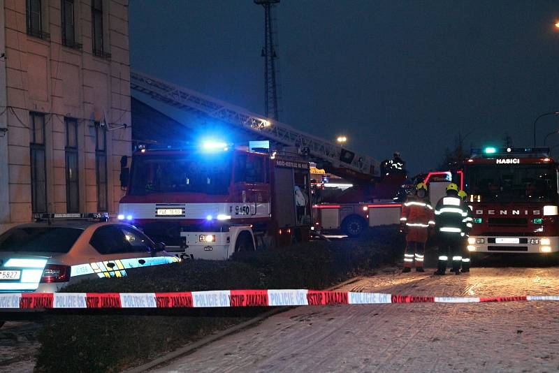 HOŘELA SBĚRNA. Dřevěné skladiště prostějovského Místního nádraží zachvátily v sobotu v podvečer plameny. Foto: Deník/Zdeněk Vysloužil