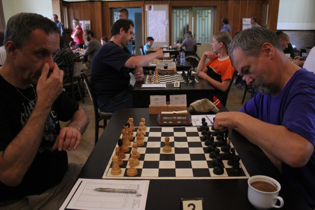V Národě se hrají parádní šachy, ke stolům usedlo 41 borců a jedna slečna -  Prostějovský deník