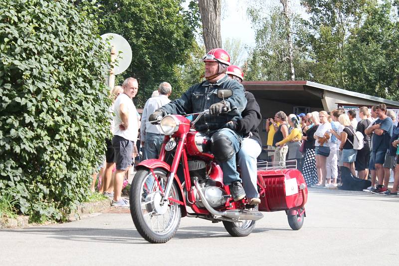 Přehlídka historických motorových vozidel v rámci soutěžní přehlídky Rallye na pohodu - z lázní do lázní. 18.8. 2019