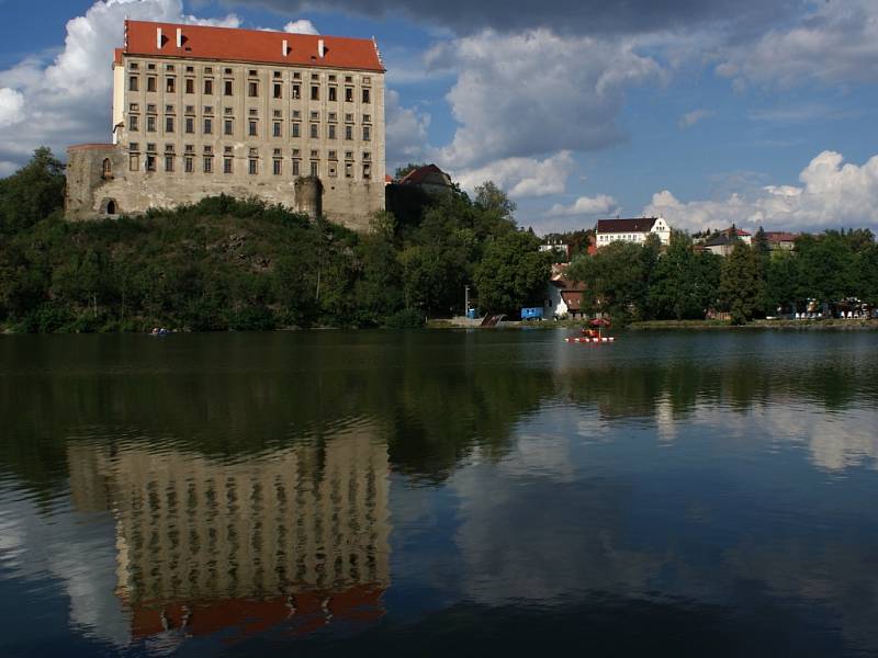 Plumlovský zámek nad podhradským rybníkem