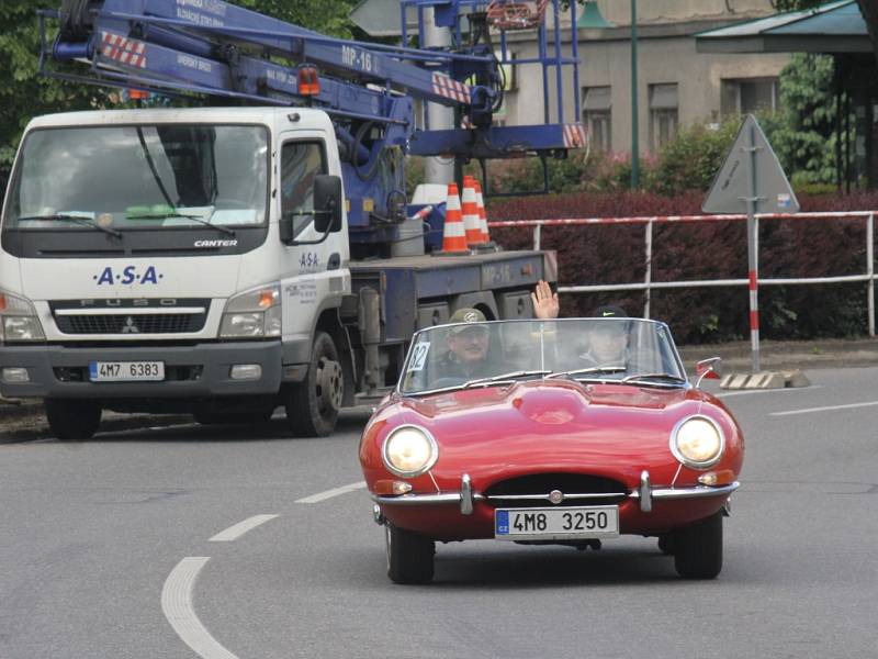 Desítky a desítky historických automobilů přijížděly v neděli ráno na hlavní prostějovské náměstí. Starší ročníky zde tak mohly zavzpomínat na své řidičské začátky, mladší pak obdivovat krásu sedmdesátiletých čtyřkolých dědečků. 