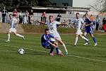 Fotbalisté 1.SK Prostějov (v modrém) proti Baníku Ostrava