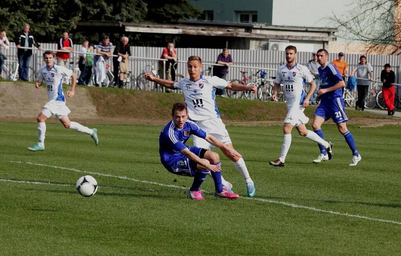 Fotbalisté 1.SK Prostějov (v modrém) proti Baníku Ostrava