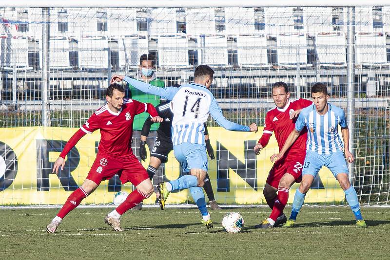 Jakub Kopřiva na míči v duelu s Vyšehradem