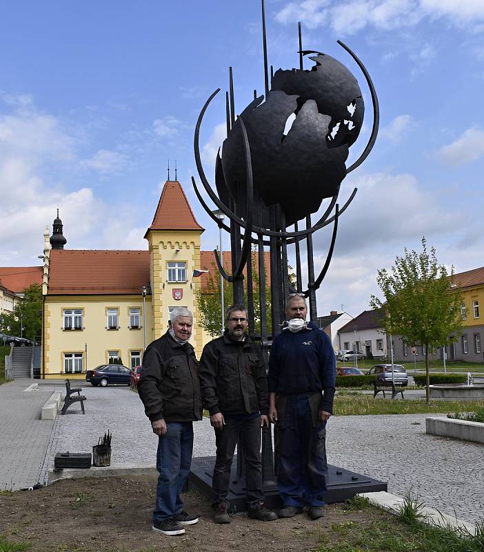 Ve středu 6. května 2020 byl před kosteleckou radnici instalován památník obětem II. světové války.