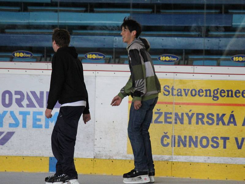 Milovníci zimních sportů oprášili brusle a vyrazili na prostějovský zimní stadion otestovat kvalitu letošního ledu. V sobotu se zde konalo první bruslení pro veřejnost.