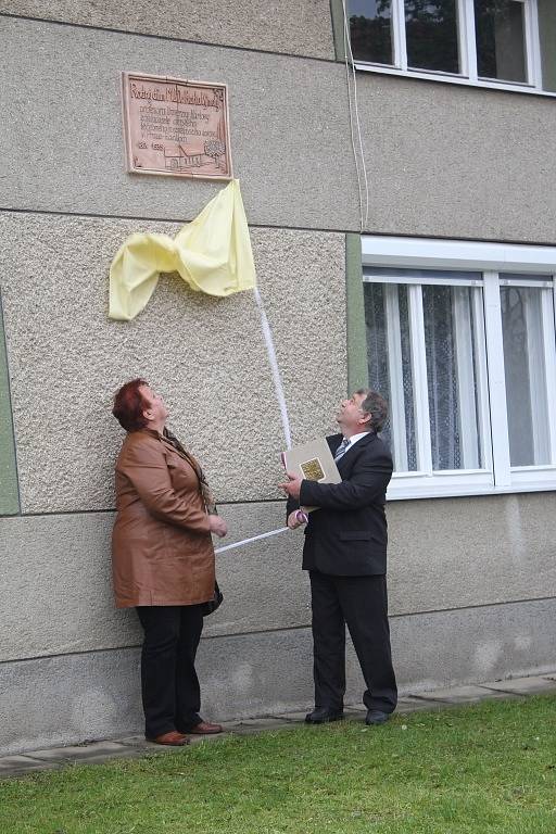 Ve Ptení uchovali historii pro budoucí generace a odhalili pamětní desku na rodném domě lékaře a profesora Karla Výmoly.