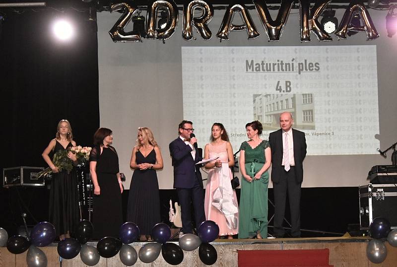 Prostějovská Střední zdravotnická škola ostužkovala šedesátku letošních maturantů.