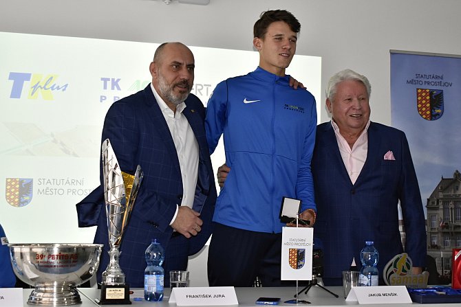 Prostějovský tenisový junior Jakub Menšík se dostal do finále Australian open. Gratulovali mu majitel klubu Miroslav Černošek (vpravo) a také primátor Prostějova František Jura (vlevo). 2.2. 2022