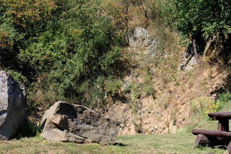 Občanské sdružení Na skale pečuje o lokalitu stejného jména nedaleko obce Vranovice-Kelčice. Z neudržovaného prostoru díky nim vzniklo místo, kam rádi chodí odpočívat malí i velcí.