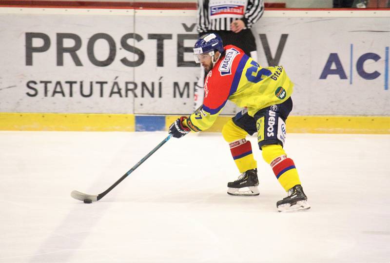 Prostějovští hokejisté (v černém) doma porazili lídra soutěže 5:3.