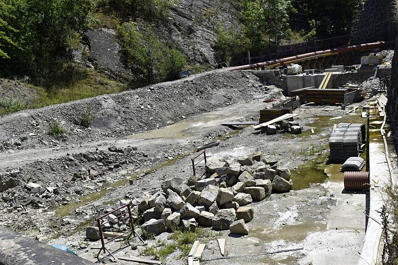Rok a půl trvající práce na přehradním přelivu a výpusti plumlovské přehrady se pomalu chýlí ke konci. 3.7. 2022