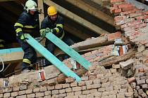 Zásah hasičů u sesunutí štítové stěny rodinného domku ve Štětovicích na Prostějovsku