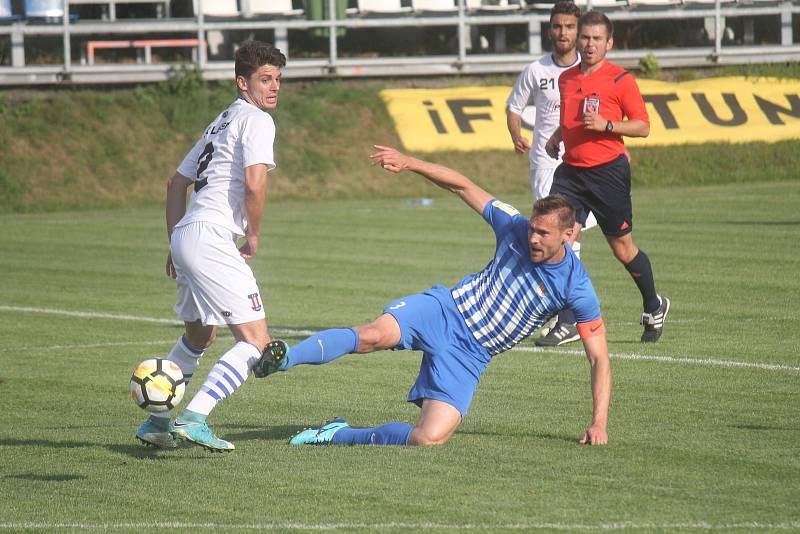 Fotbalisté Prostějova (v modrém) doma podlehli Líšni 2:6