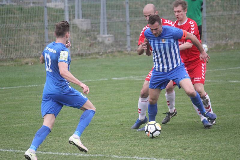 Fotbalisté Prostějova (v modrém) remizovali s Uherským Brodem 1:1Kapitán Prostějova Karel Kroupa