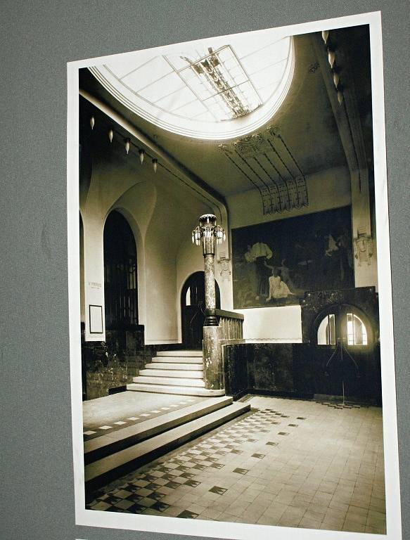 Národním dům v Prostějově se dočká návratu dvou vitráží. Nyní jsou místa zazděná.  – strop vestibulu divadla, archivní snímek