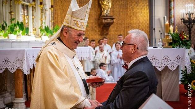 Ocenění předal Karlu Kavičkovi Mons. Jan Graubner.