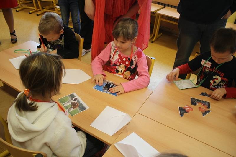Základní škola v Olšanech u Prostějova vybírala budoucí prvňáčky. Skupiny předškoláků plnily úkoly, aby zachránily Duhovou zemi. 