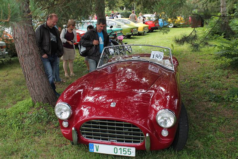 Přehlídka historických motorových vozidel v rámci soutěžní přehlídky Rallye na pohodu - z lázní do lázní. 18.8. 2019