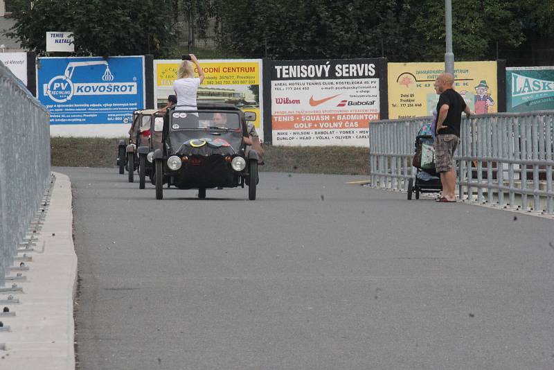 Pořádné pozdvižení vyvolaly v neděli velorexy. Desítky se jich vypravily na spanilou jízdu okolo přehrady.