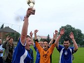 Fotbalisté 1. SK Prostějov obdrželi na svém domácím hřišti v Kostelci na Hané pohár pro vítěze soutěže