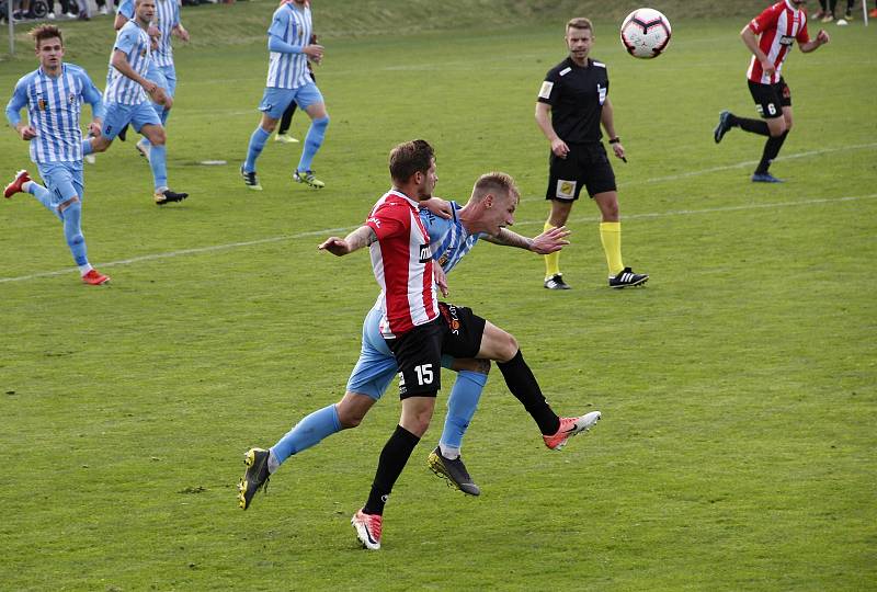 Fotbalisté Prostějova (v bílo-modrém) porazili Žižkov 2:1.