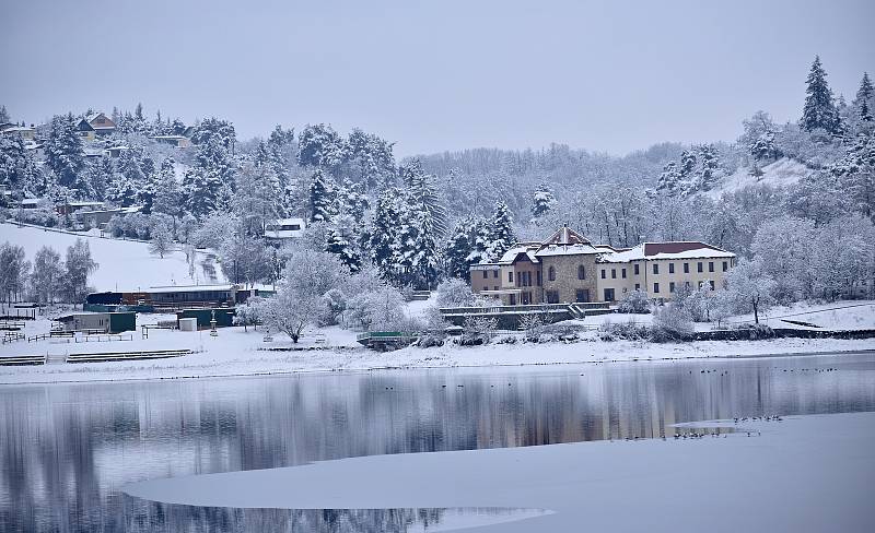 Úchvatné scenérie nabízí zasněžené okolí plumlovské přehrady. 10.12. 2021