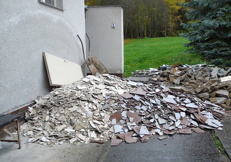 Návštěvníci plumlovského Žraloka se po letech dočkají nových sprch a zázemí.