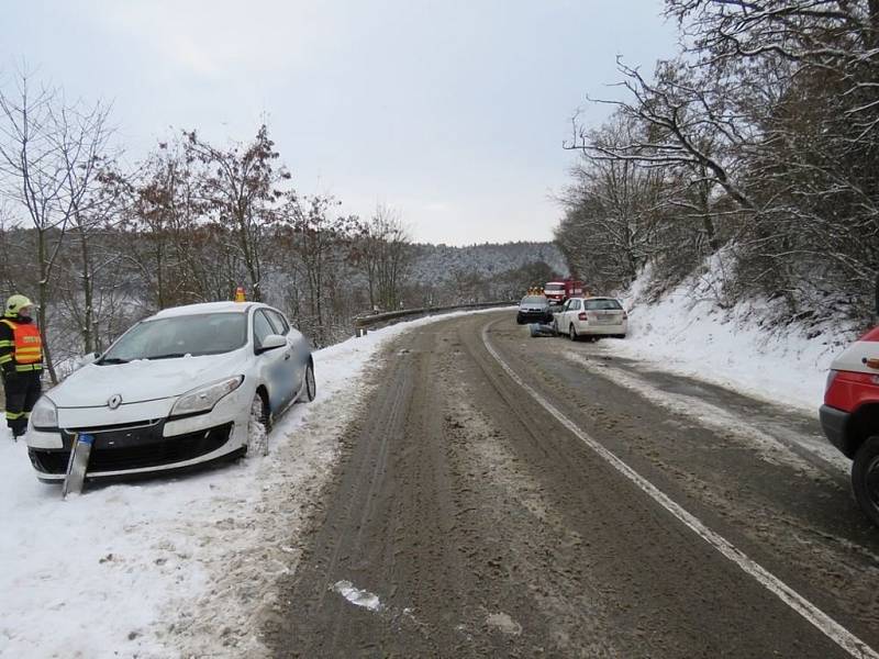 Rychlá jízda na zasněžené silnici u Plumlova. Výsledkem je nehoda tří aut a celková škoda za pětadevadesát tisíc korun.¨  