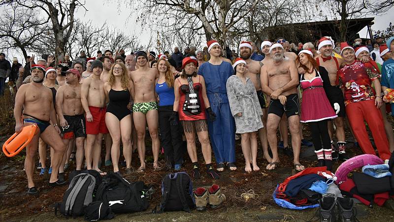 Vánoční koupel otužilců na plumlovské přehradě. 24.12. 2021