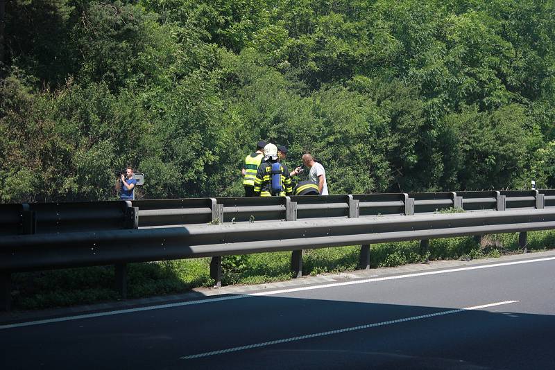 Na dálnici D46 pod mostem v Držovicích hořel kamion