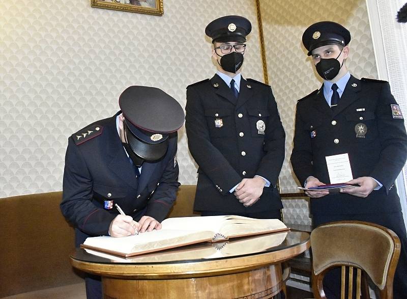 Trio mladých prostějovských policistů obdrželo medaile primátora za záchranu lidského života 23. prosince 2021. 12.1. 2022