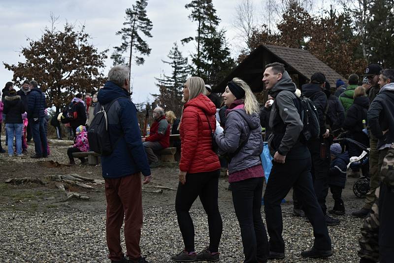 Přivítat Nový rok přišlo na nejvyšší hanáckou horu Velký Kosíř více než dva tisíce lidí. 1.1. 2022