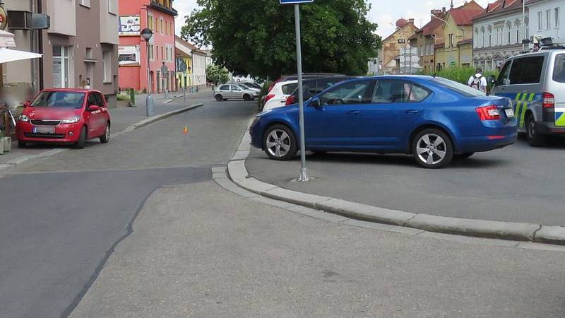 Srážka seatu a škodovky ve Wolkerově ulici