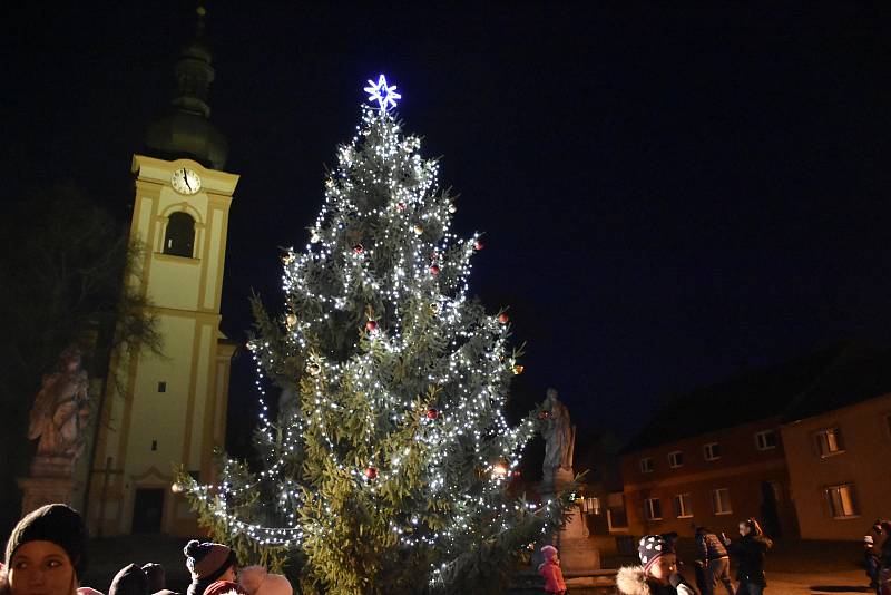 Rozsvícení vánočního stromu v Nezamyslicích 2019