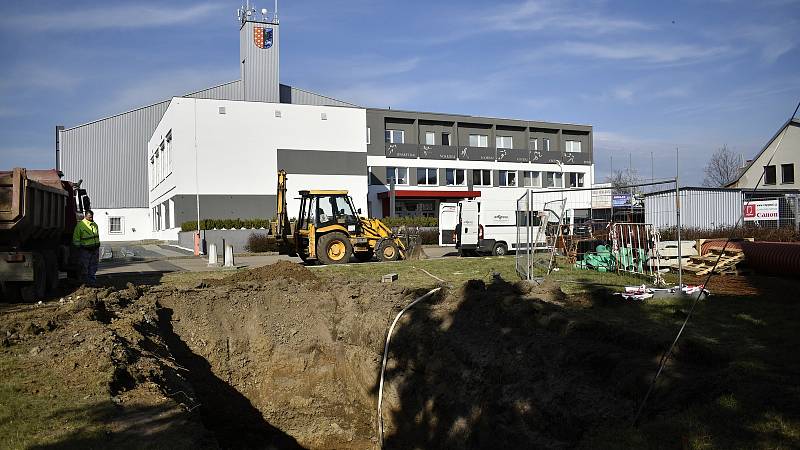 Revitalizace prostoru před prostějovskou halou Sportcentrum DDM -  hloubení jámy pro retenční nádrž. 13. 4. 2021