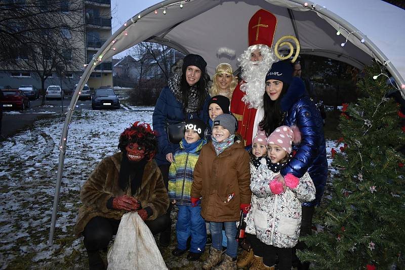 Oblíbené prostějovské okénko Punč na sídláku poctil v neděli svou návštěvou Mikuláš s andělem a čertem, 5. 12. 2021