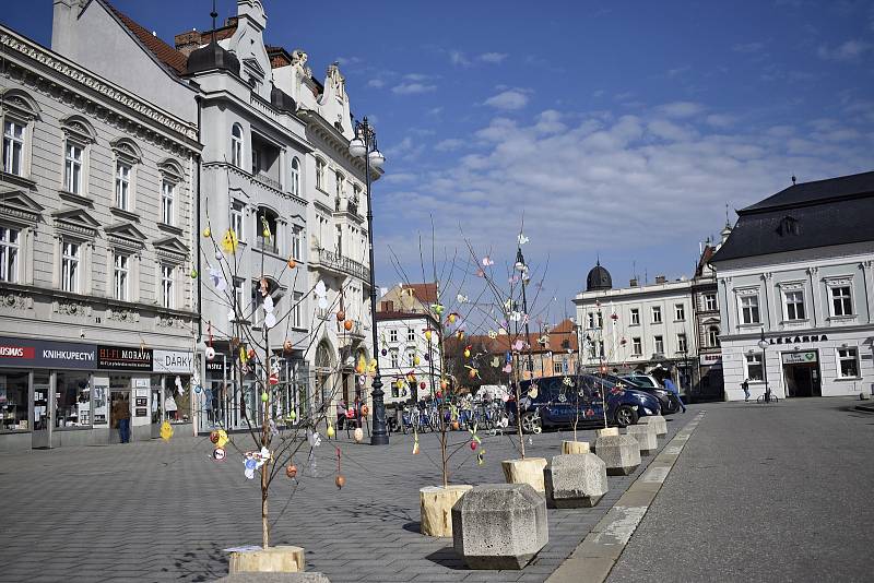 Třináct nazdobených stromečků připomíná před prostějovskou radnicí velikonoční období. 30.3. 2021