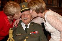 Válečný veterán Alfréd Jánský při gratulaci k 100. narozeninám na prostějovské radnici